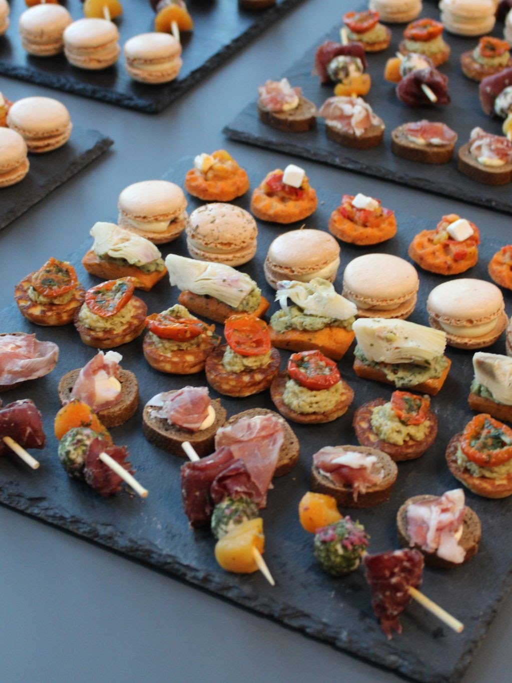 Canapés et bouchées salées présentés sur ardoise