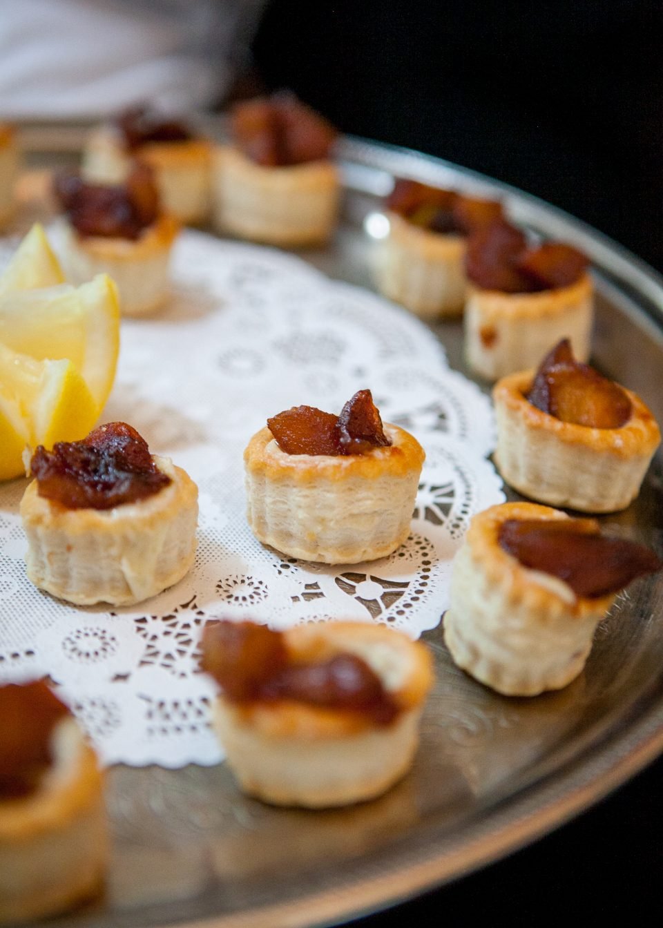 Bouchées feuilletées servies sur plateau