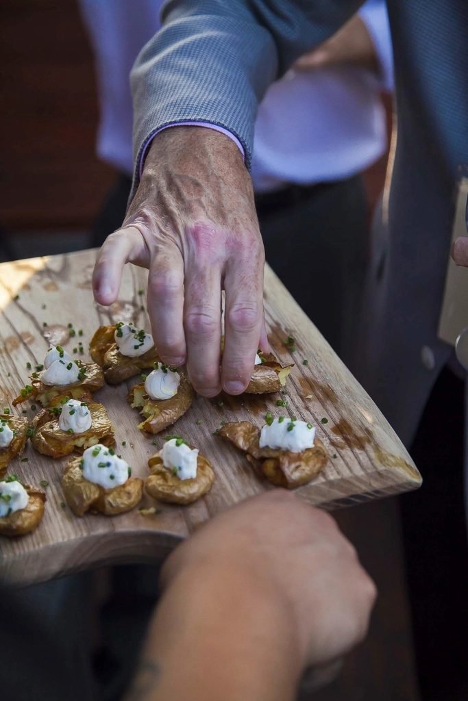 Canapés servis sur planche en bois